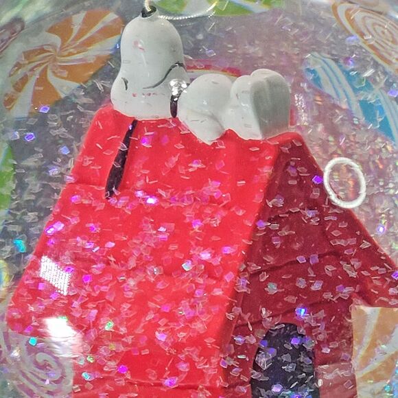 Peanuts Christmas Holiday Snowglobe Snoopy Laying On His House Waterglobe New - Picture 7 of 8